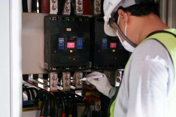 CNEL moviliza técnicos para restaurar electricidad en Guayaquil